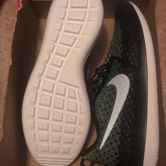 Brand new Nike Roshe run - Picture 2 of 4